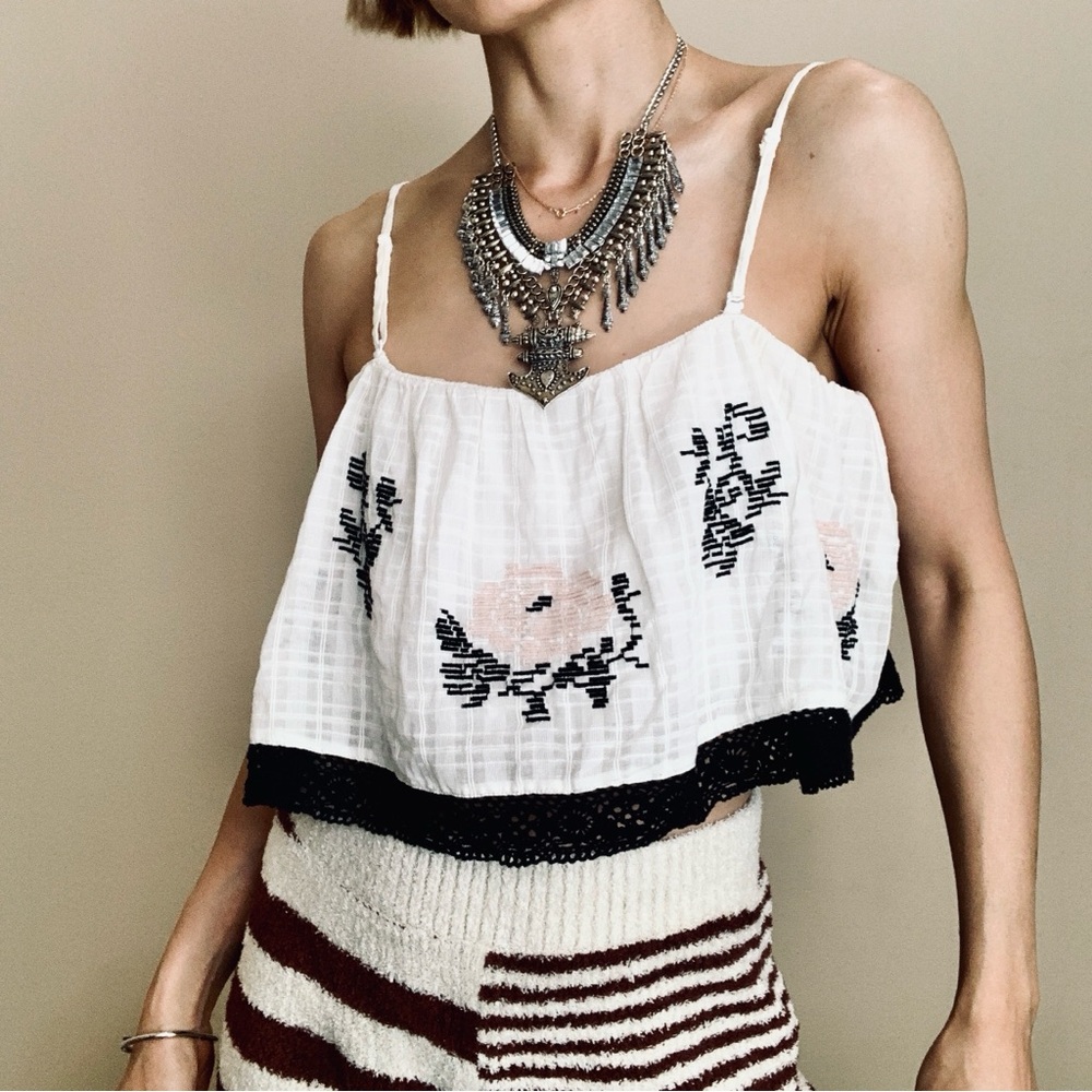 💕HOST PICK 💕 American Eagle Outfitters Cropped  crochet Embroidered Tank Top
